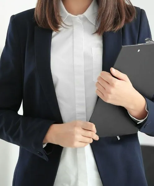 Abogada sujetando portapapeles