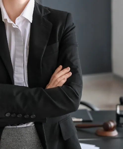 Abogada posando delante de su escritorio | Mediación en Zaragoza